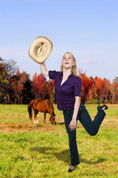 Žena krotící koně — Stock fotografie