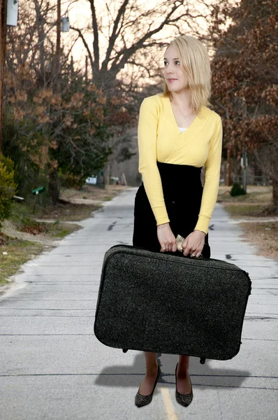 Žena s kufrem — Stock fotografie