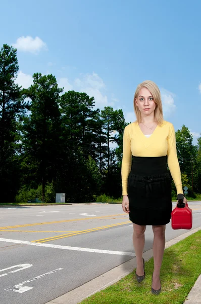 Benzin bidonlu Kadın — Stok fotoğraf