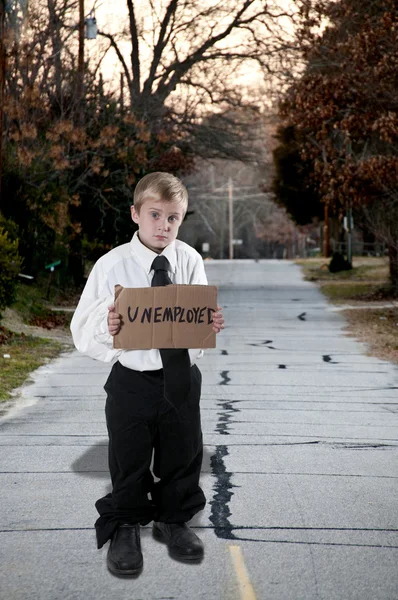 Mały chłopiec trzyma znak bezrobocia — Zdjęcie stockowe