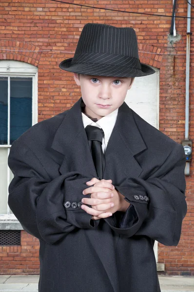 オーバーサイズの服の男の子 — ストック写真