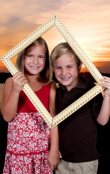 Niños en un marco de imagen —  Fotos de Stock