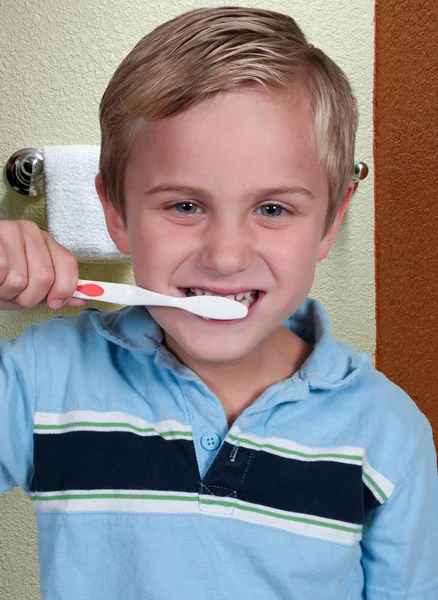 Liten pojke borsta tänderna — Stockfoto