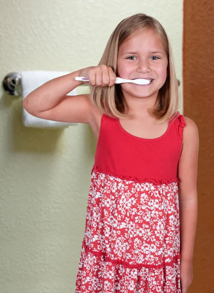 Malá dívka čištění zubů — Stock fotografie