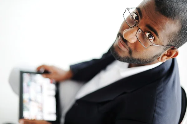 タブレット コンピューターでハンサムなアフリカ系アメリカ人男性 — ストック写真