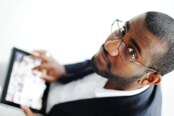 Bello uomo afroamericano con tablet — Foto Stock