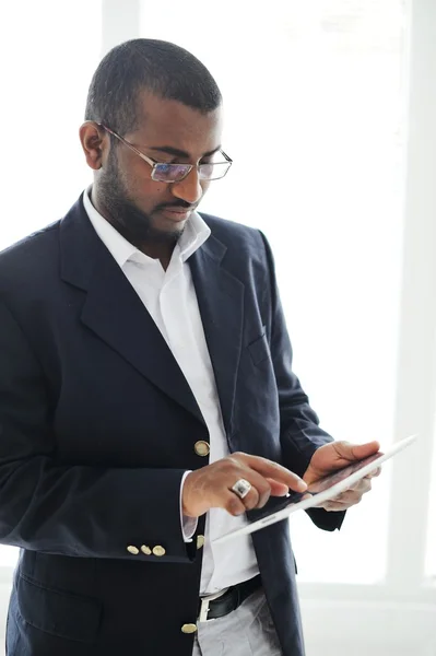 Przystojny mężczyzna african american z komputera typu tablet — Zdjęcie stockowe
