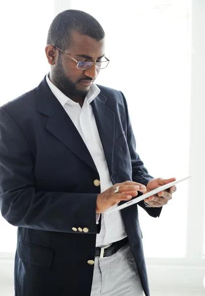 Bonito homem afro-americano com computador tablet — Fotografia de Stock