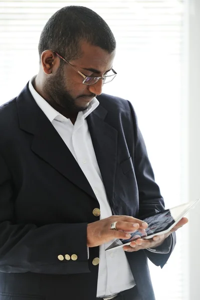 Przystojny mężczyzna african american z komputera typu tablet — Zdjęcie stockowe
