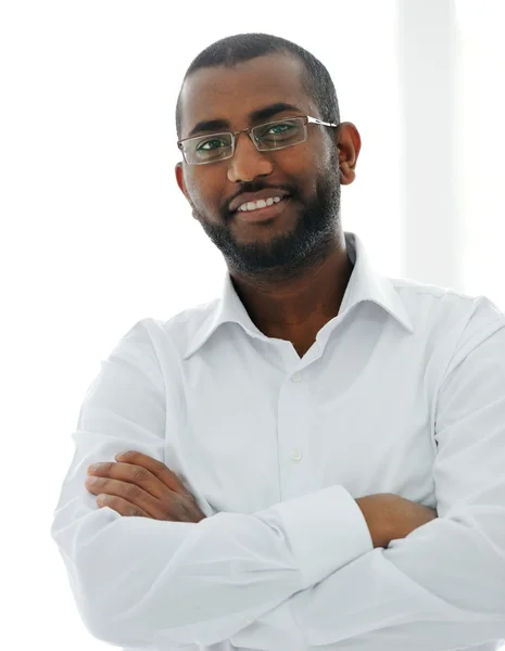 Portret amerykańskich Afryki biznes człowiek uśmiechający się z ramion cros — Zdjęcie stockowe