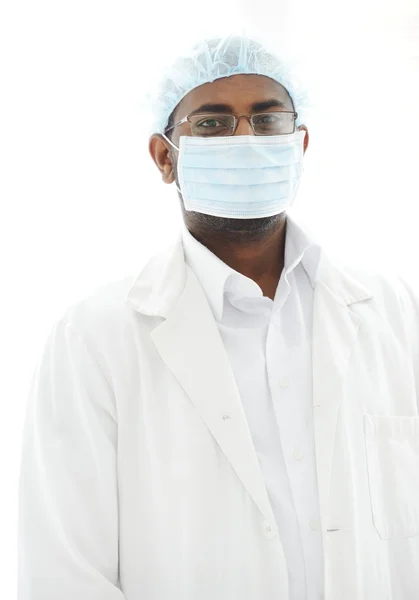 Säker afrikanska amerikanska manliga kirurg leende — Stockfoto