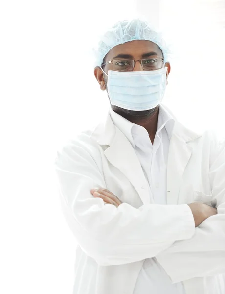 Magabiztos afroamerikai férfi sebész mosolyogva — Stock Fotó