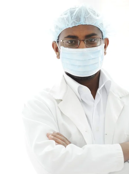 Уверенный афроамериканский хирург улыбается — стоковое фото