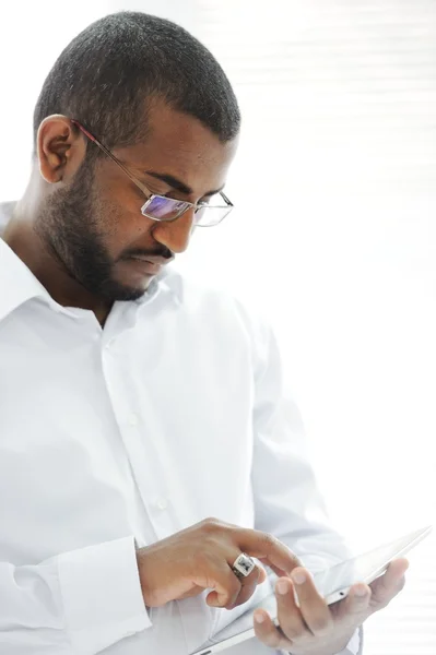 Αφρικανική αμερικανική Αραβικά πρόσωπο με pc tablet — Φωτογραφία Αρχείου