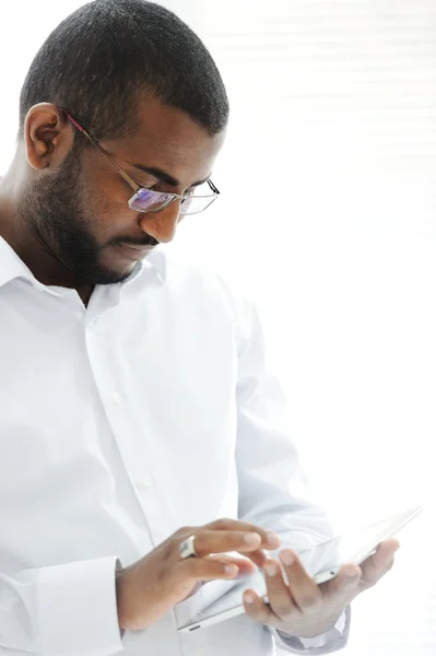 Афро-американських Арабська людина з планшетного ПК — стокове фото
