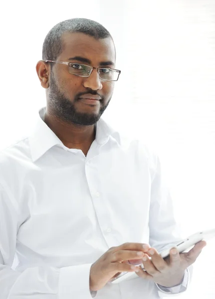Афроамериканец с планшетом — стоковое фото