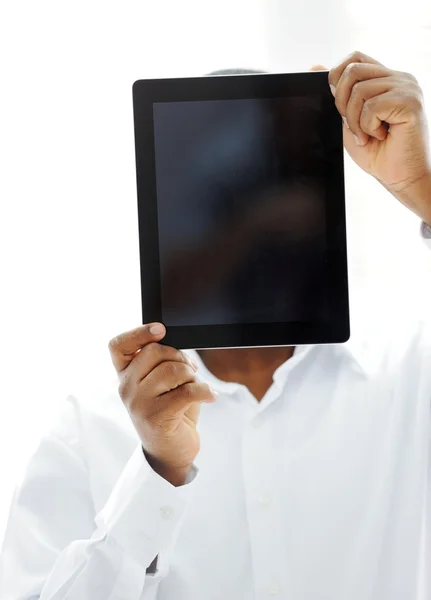 Homem africano segurando tablet pronto para sua mensagem — Fotografia de Stock