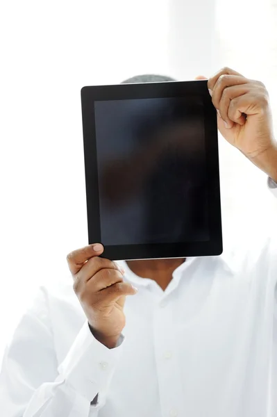 Afrikaanse man bedrijf Tablet PC klaar voor uw bericht — Stockfoto