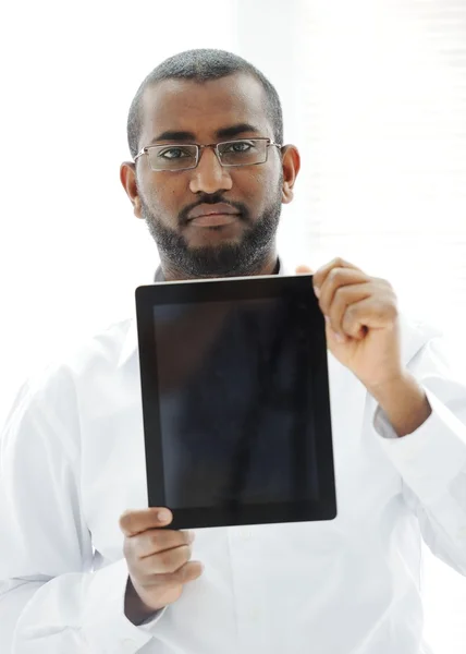 Afrikalı adamın holding tablet mesajınız için hazır — Stok fotoğraf