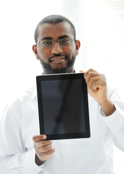 Homem africano segurando tablet pronto para sua mensagem — Fotografia de Stock