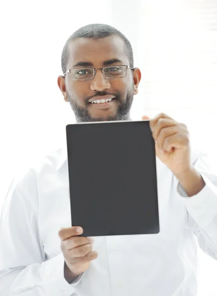 Африканський людина холдингу планшетного ПК готовий для вашого повідомлення — стокове фото