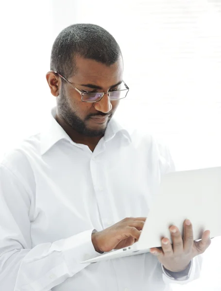 Afrikanischer amerikanischer Geschäftsmann mit Laptop — Stockfoto