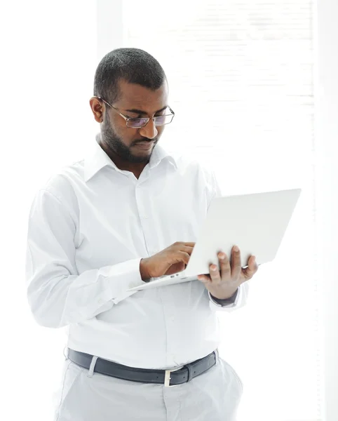 非洲裔美国商务男人用一台笔记本电脑 — 图库照片