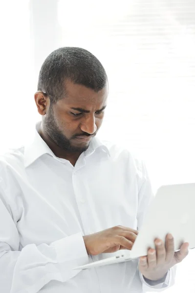 Afrika kökenli Amerikalı iş adamı ile bir laptop — Stok fotoğraf