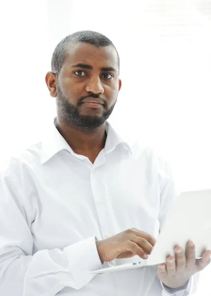 Afro-amerikai üzletember egy laptop — Stock Fotó