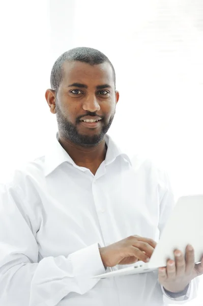 Afryki amerykański biznesmen z laptopa — Zdjęcie stockowe