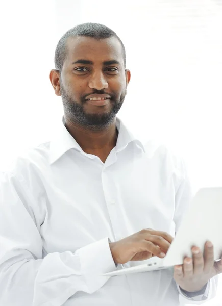 Afro-Amerikaanse zakenman met een laptop — Stockfoto