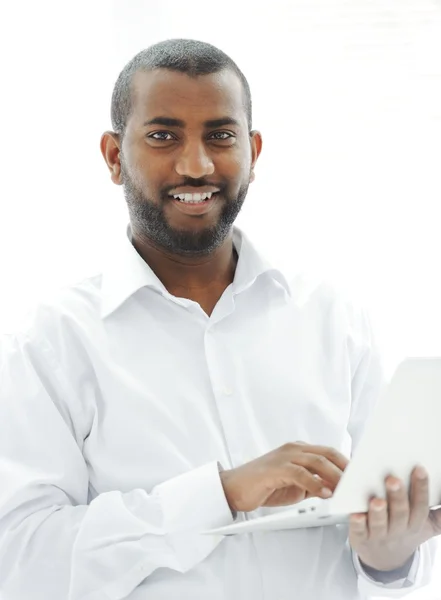 非洲裔美国商务男人用一台笔记本电脑 — 图库照片