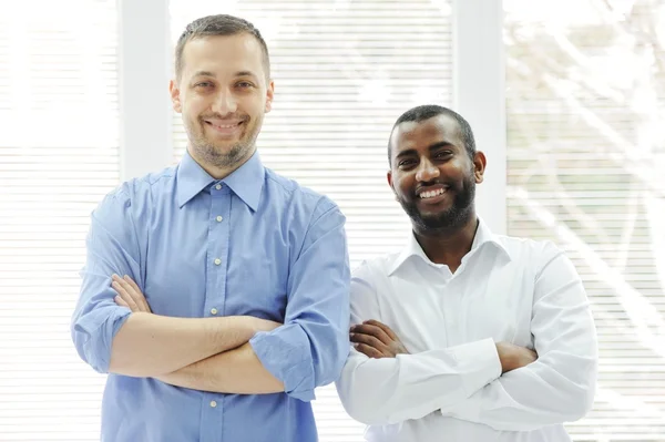 Afro-amerikai és kaukázusi üzleti ember, együtt — Stock Fotó