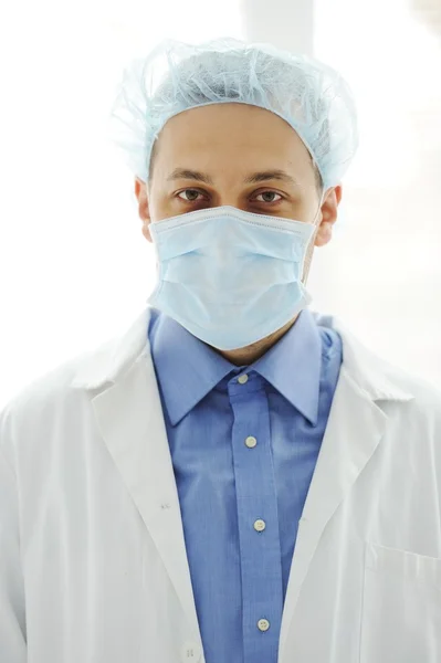 Doktor s maskou v nemocnici — Stock fotografie