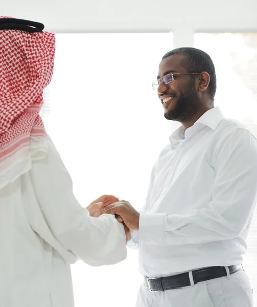 アラビア語およびアフリカ系アメリカ人のビジネスの男性 — ストック写真