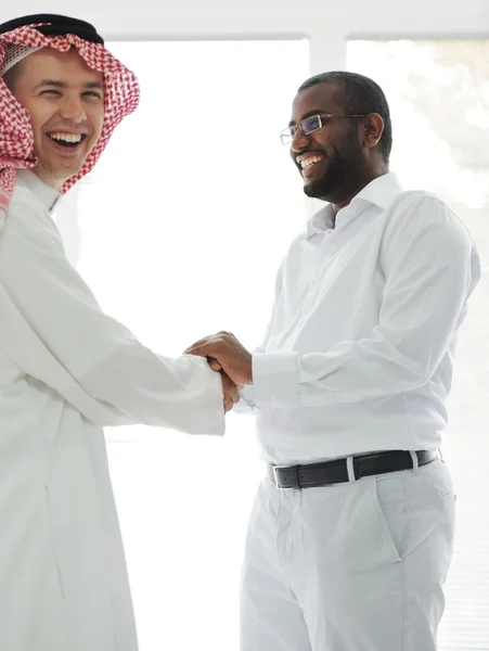 Hommes d'affaires arabes et afro-américains — Photo