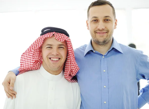 Árabes e caucasianos europeus homens juntos — Fotografia de Stock