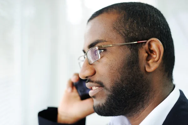 Afrikaanse Amerikaanse man op de telefoon — Stockfoto
