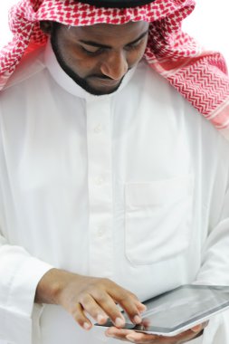 Arapça iş adamı ile tablet ofisi