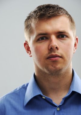 Genç adam gülümsüyor