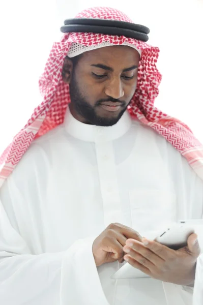 中东男人与海湾衣服在办公室使用平板电脑 — 图库照片