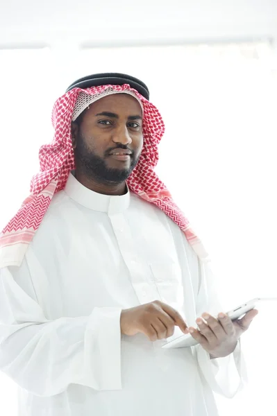 Arabiska affärsman med tablett på kontor — Stockfoto