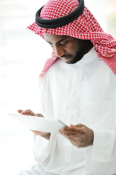 Ejecutivo árabe usando tableta en la oficina — Foto de Stock