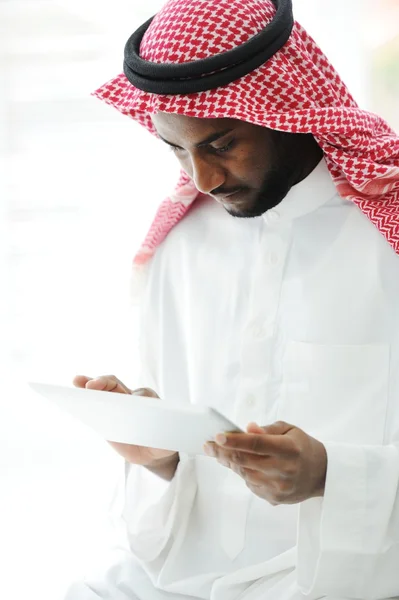 Arabische uitvoerende persoon met behulp van Tablet PC op kantoor — Stockfoto