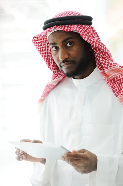 Arabische Führungskraft nutzt Tablet im Büro — Stockfoto