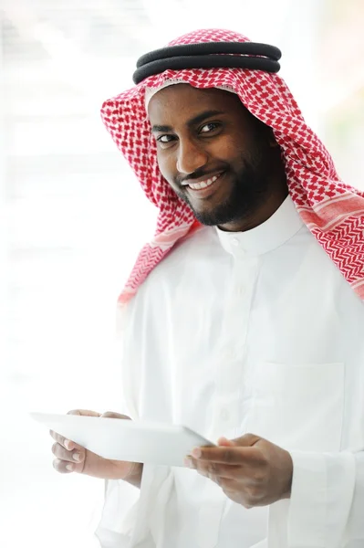 Ofiste tablet kullanarak Arapça çift kişi — Stok fotoğraf