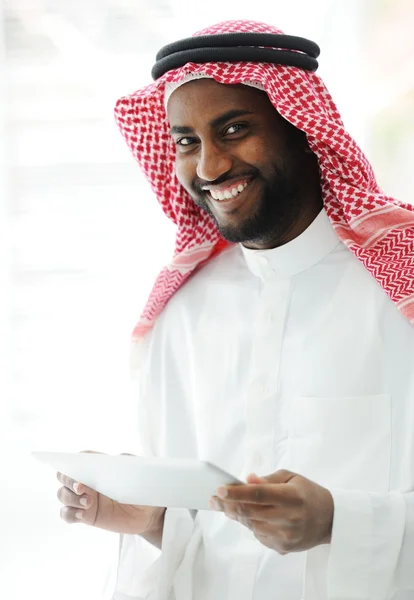 在办公室使用平板电脑的阿拉伯文行政人 — 图库照片