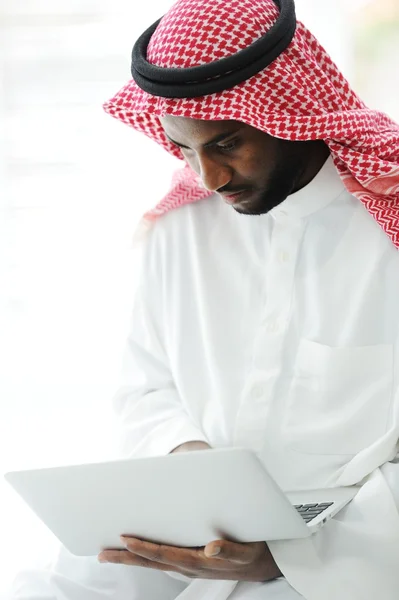 Schwarzer Araber arbeitet am Laptop — Stockfoto