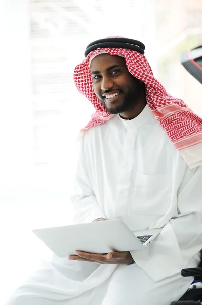 Homem árabe preto trabalhando no laptop — Fotografia de Stock