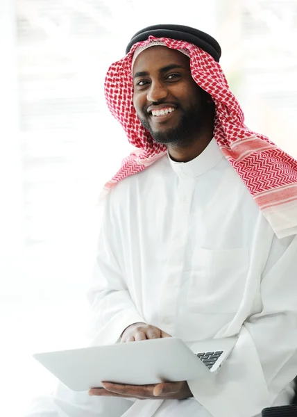 Czarny Arabski człowiek pracuje na laptopie — Zdjęcie stockowe